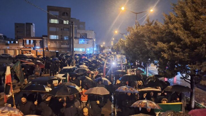 وقتی همبستگی و اتحاد وظیفه می‌شود/ بارش باران مانع ادامه مسیر نمی‌شود
