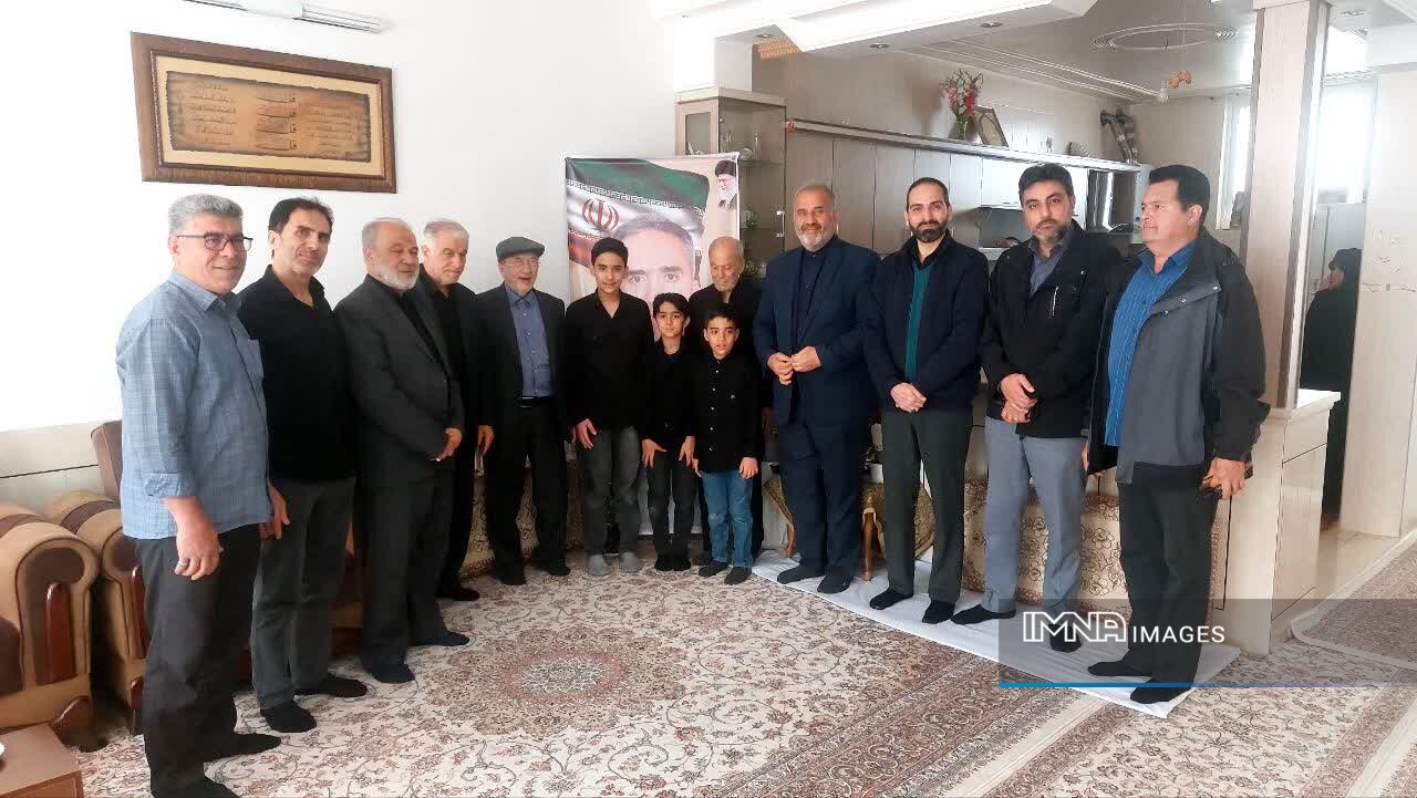 دیدار مدیران شهری اصفهان با خانواده شهید محسن سنایی/ راه روشن شهدا ادامه دارد