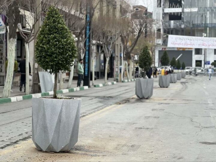 اجرای طرح زیباسازی در اراک/ نصب گلدان‌های جدید و کاشت نهال‌های متنوع زینتی