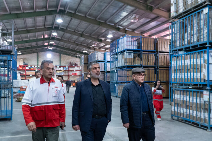 امدادگران هلال‌احمر در خط مقدم خدمت‌رسانی به مردم هستند