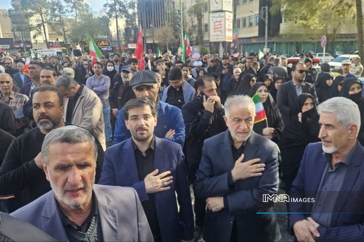 هم‌نوایی کارکنان منطقه ۱۰ اصفهان در بدرقه شهدای هفتون؛ تجلی بلوغ اجتماعی و همبستگی شهری