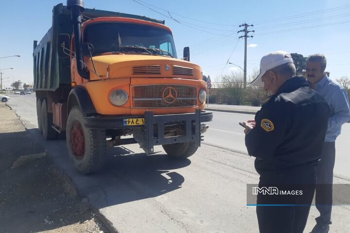 کنترل مستمر ناوگان بار درون‌شهری توسط بازرسان و ماموران سازمان حمل‌ونقل‌بار شهرداری اصفهان