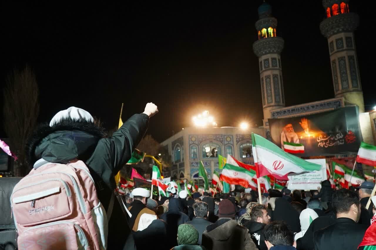 وارثانِ روشنِ فردای ایران در میدانِ بیعت/ هنگامی که دست‌های کوچک، عهدهای بزرگ می‌بندند