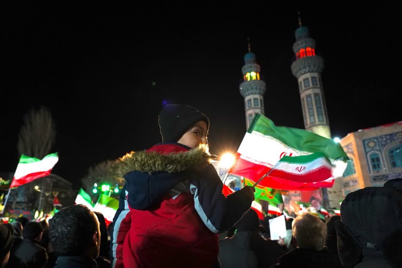 وارثانِ روشنِ فردای ایران در میدانِ بیعت/ هنگامی که دست‌های کوچک، عهدهای بزرگ می‌بندند