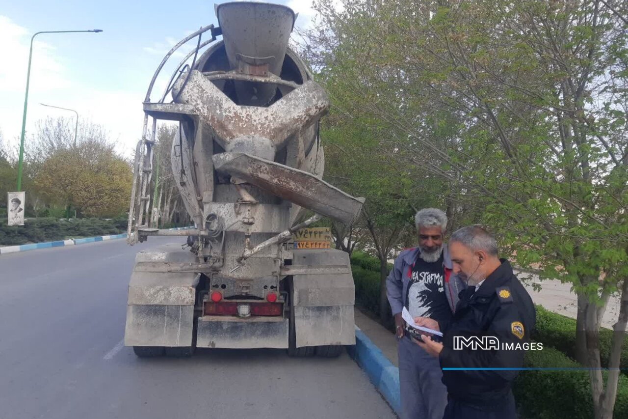 کنترل مستمر ناوگان بار درونشهری توسط بازرسان و ماموران سازمان حملونقلبار شهرداری اصفهان