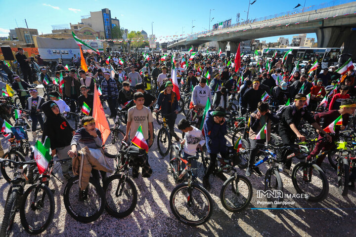 کاروان دوچرخه‌سواری نوجوانان عزادار و حماسه‌ساز اصفهان