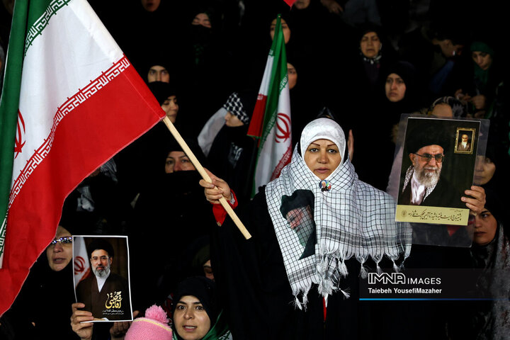 اقامه نماز استغاثه  به امام زمان در همدان