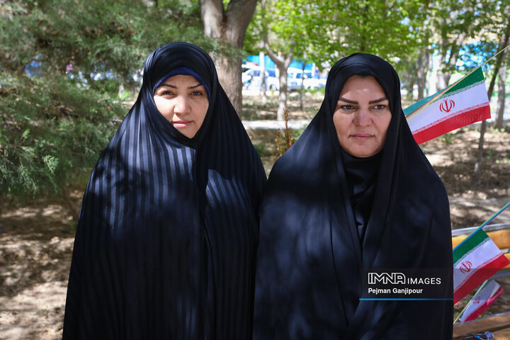 آیین کاشت نهال یادبود شهدای محله هفتون اصفهان