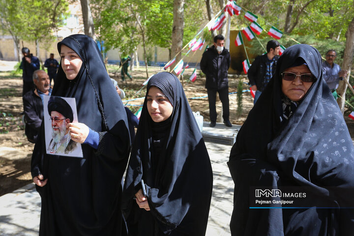 آیین کاشت نهال یادبود شهدای محله هفتون اصفهان