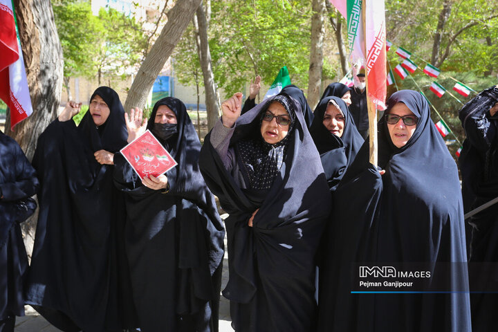 آیین کاشت نهال یادبود شهدای محله هفتون اصفهان