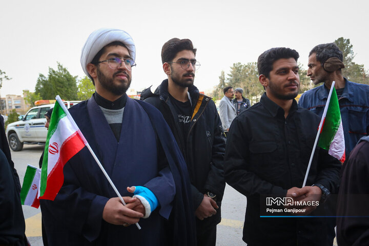 کاشت نهال امید به یاد شهدای فراجا جنگ رمضان در شهرک قدس اصفهان