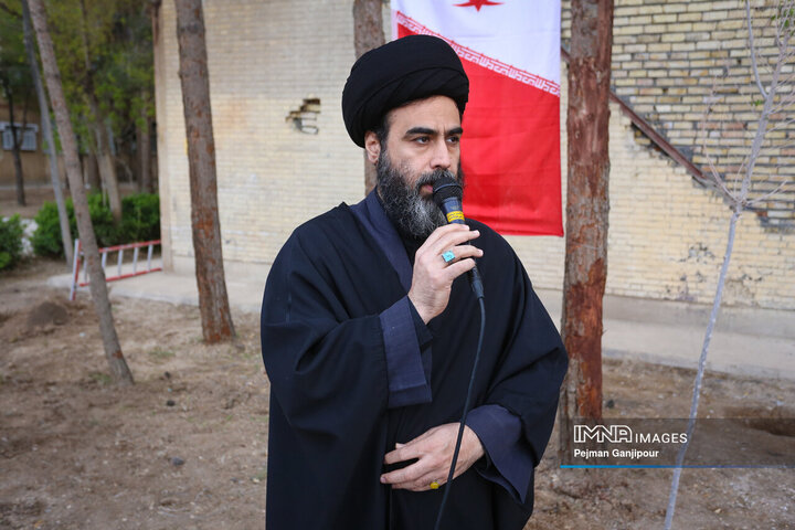 کاشت نهال امید به یاد شهدای فراجا جنگ رمضان در شهرک قدس اصفهان