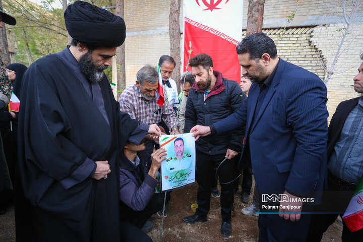کاشت نهال امید به یاد شهدای فراجا جنگ رمضان در شهرک قدس اصفهان