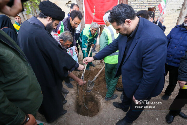 کاشت نهال امید به یاد شهدای فراجا جنگ رمضان در شهرک قدس اصفهان