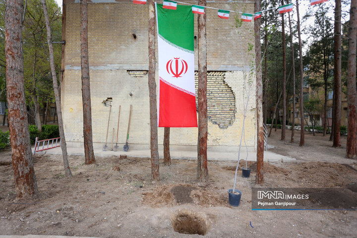 کاشت نهال امید به یاد شهدای فراجا جنگ رمضان در شهرک قدس اصفهان