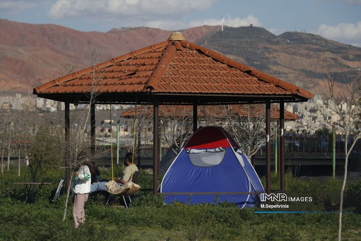 پرچم ایران نماد حضور مردم در روز طبیعت تبریز