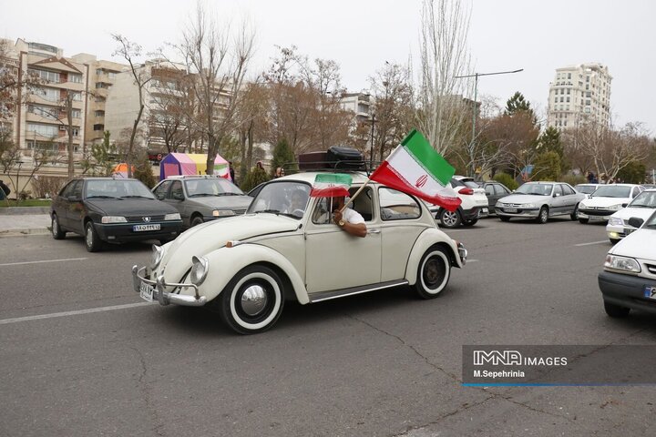 پرچم ایران نماد حضور مردم در روز طبیعت تبریز