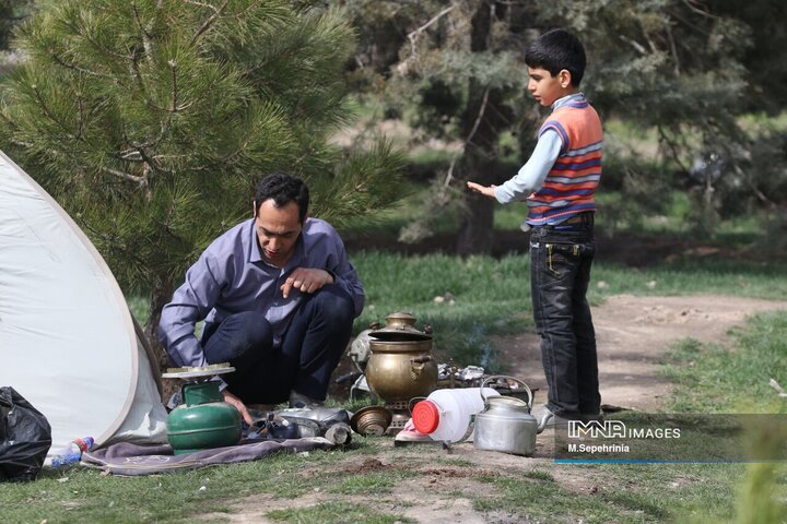پرچم ایران نماد حضور مردم در روز طبیعت تبریز