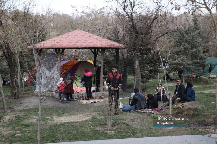 پرچم ایران نماد حضور مردم در روز طبیعت تبریز