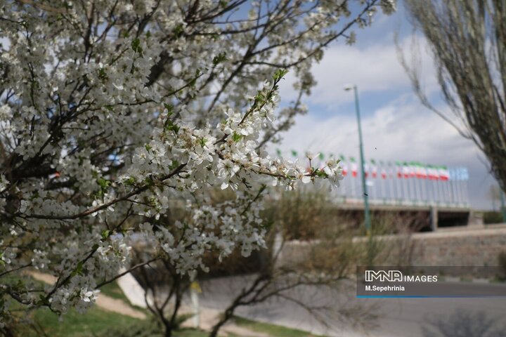 پرچم ایران نماد حضور مردم در روز طبیعت تبریز