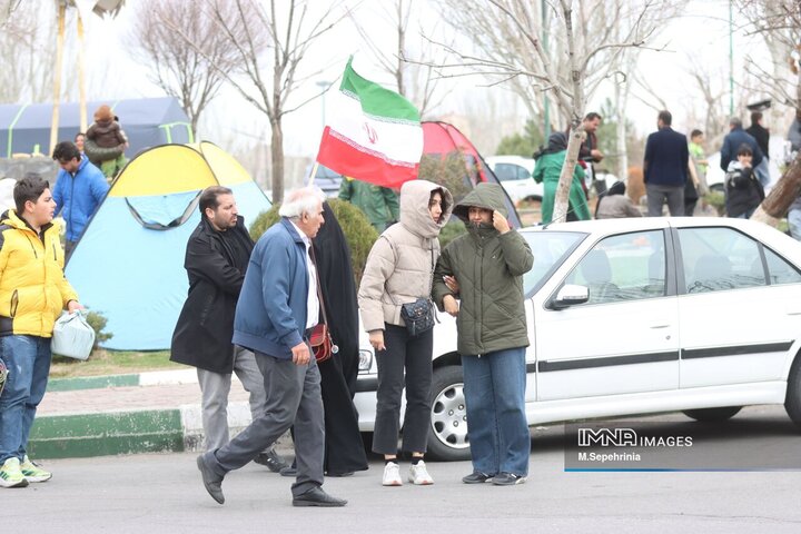 پرچم ایران نماد حضور مردم در روز طبیعت تبریز