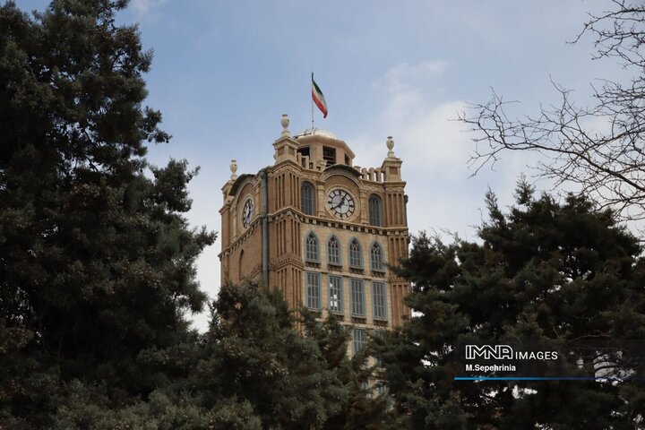 پرچم ایران نماد حضور مردم در روز طبیعت تبریز