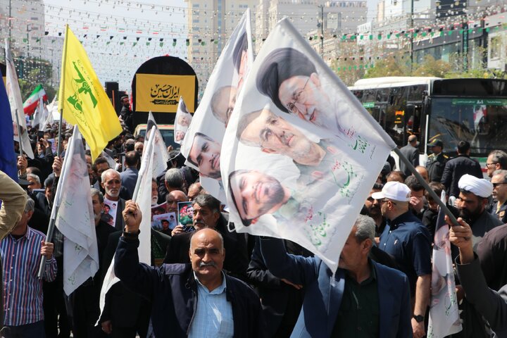 تشییع پیکر سه شهید جنگ رمضان در مشهد