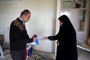 تحویل نامه شهردار اصفهان به مردم آسیب‌دیده از جنگ رمضان + فیلم