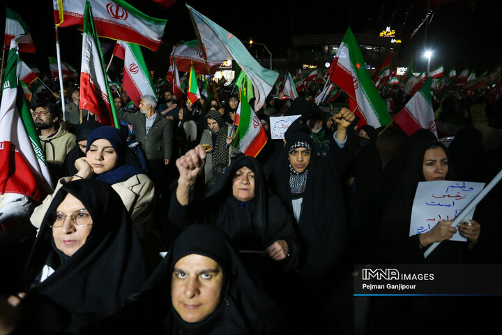 سی‌وچهارمین شب حضور حماسی مردم اصفهان در خیابان‌ها