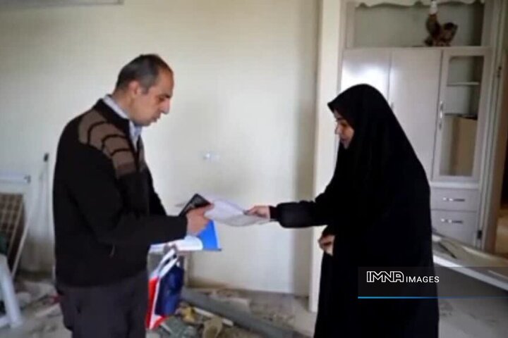 تحویل نامه شهردار اصفهان به مردم آسیب‌دیده از جنگ رمضان + فیلم