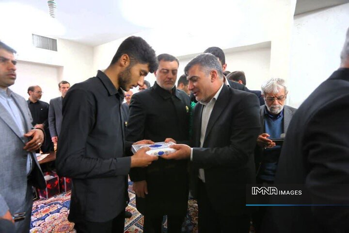 دیدار مدیر منطقه ۱۵ اصفهان با خانواده ۴ شهید و تاکید بر حفظ حافظه معنوی شهر