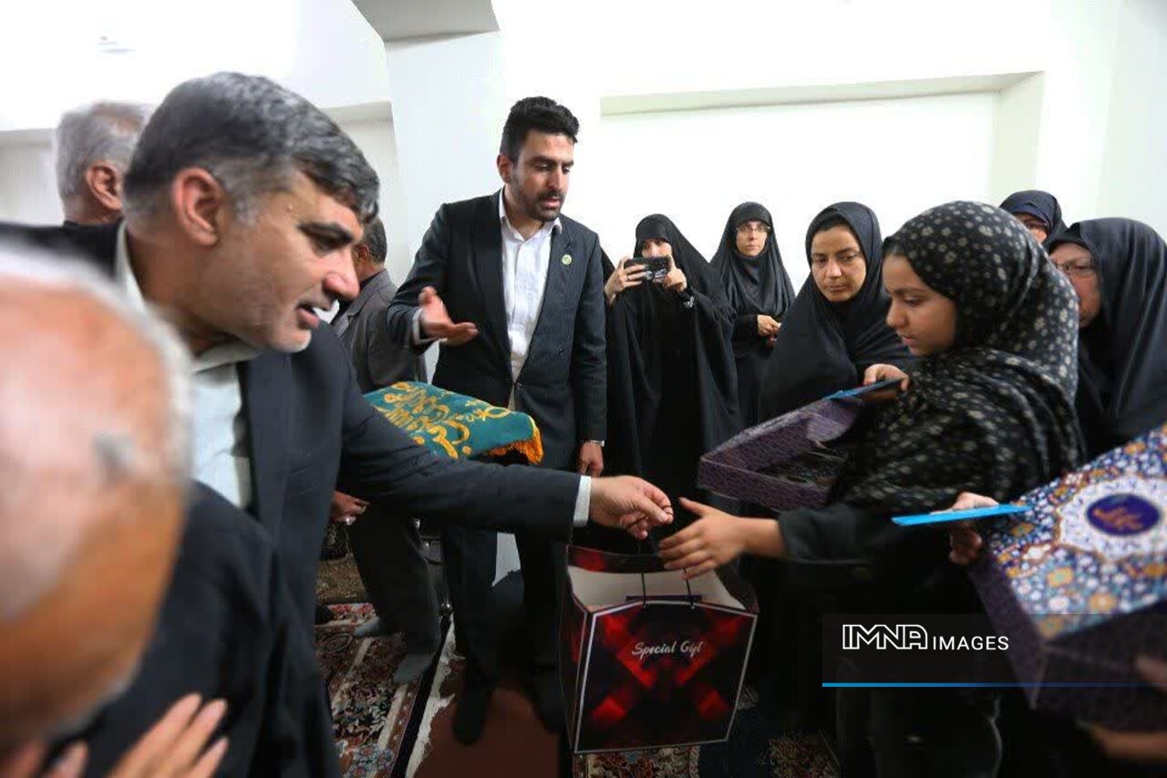 دیدار مدیر منطقه ۱۵ اصفهان با خانواده ۴ شهید و تأکید بر حفظ حافظه معنوی شهر