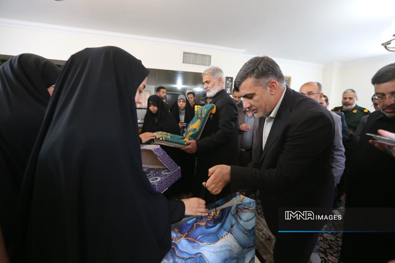 دیدار مدیر منطقه ۱۵ اصفهان با خانواده ۴ شهید و تأکید بر حفظ حافظه معنوی شهر