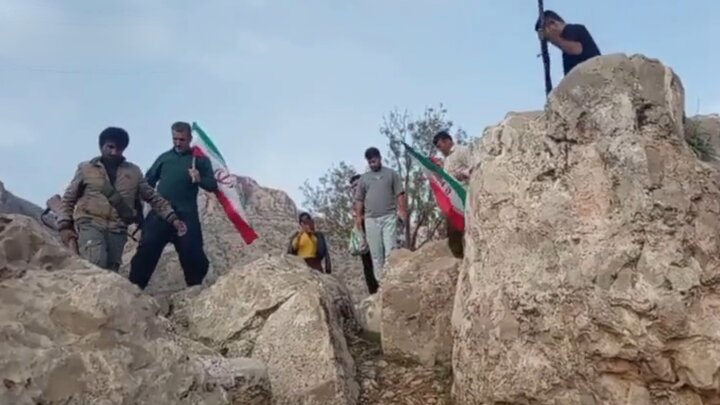 برنو به دست، غیرت به دل؛ این خاک قتلگاه آماده دارد