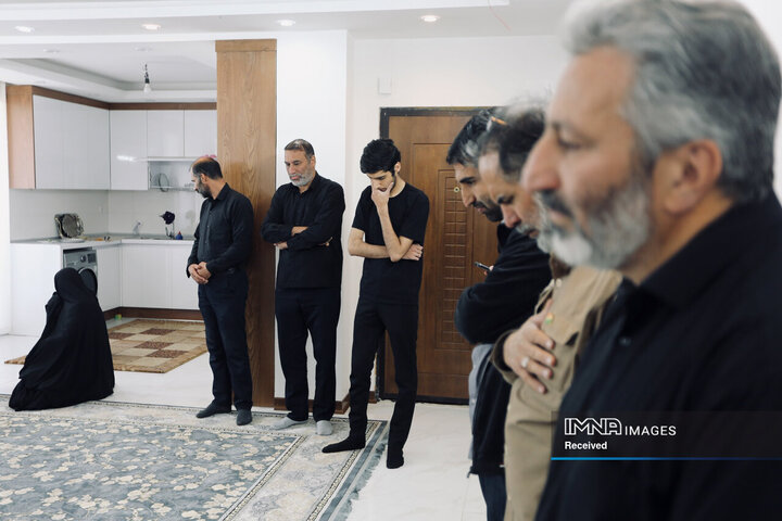 دیدار مدیر منطقه 15 شهرداری اصفهان با خانواده تعدادی از شهدای جنگ رمضان