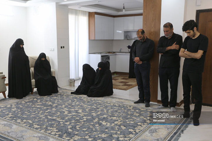 دیدار مدیر منطقه 15 شهرداری اصفهان با خانواده تعدادی از شهدای جنگ رمضان