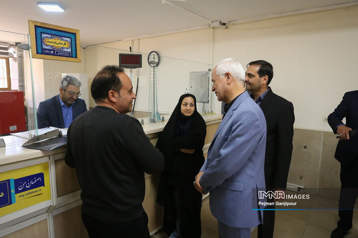 بازدید شهردار اصفهان از خدمت‌رسانی شهرداری‌ها به شهروندان