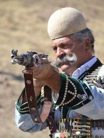 برنو به دست، غیرت به دل؛ این خاک قتلگاه آماده دارد