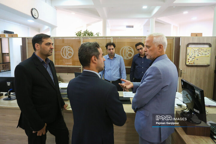 بازدید شهردار اصفهان از خدمت‌رسانی شهرداری‌ها به شهروندان