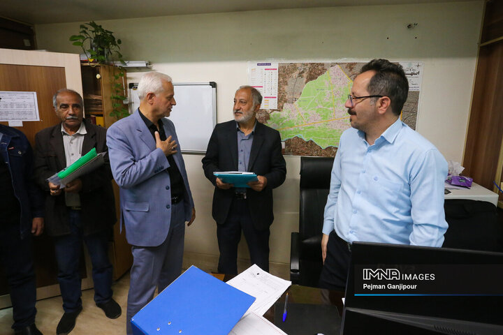 بازدید شهردار اصفهان از خدمت‌رسانی شهرداری‌ها به شهروندان