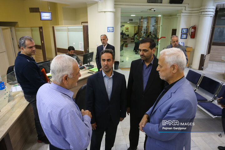 بازدید شهردار اصفهان از خدمت‌رسانی شهرداری‌ها به شهروندان