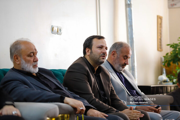 دیدار جمعی از اعضای شورای شهر اصفهان با خانواده شهدای جنگ رمضان