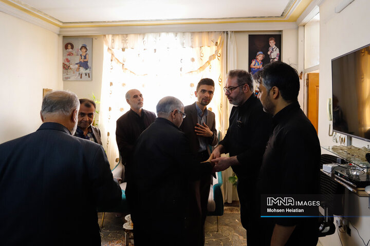 دیدار جمعی از اعضای شورای شهر اصفهان با خانواده شهدای جنگ رمضان