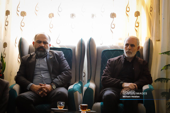 دیدار جمعی از اعضای شورای شهر اصفهان با خانواده شهدای جنگ رمضان