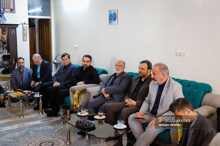 دیدار جمعی از اعضای شورای شهر اصفهان با خانواده شهدای جنگ رمضان