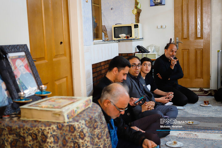 دیدار جمعی از اعضای شورای شهر اصفهان با خانواده شهدای جنگ رمضان