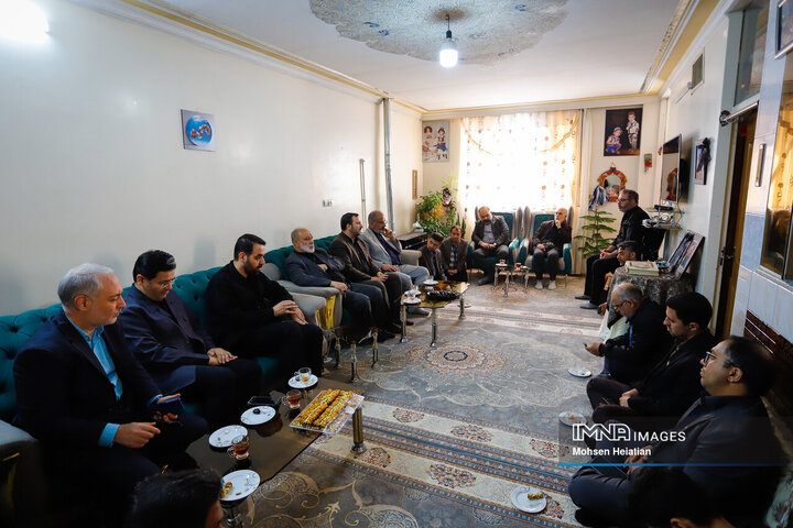 دیدار جمعی از اعضای شورای شهر اصفهان با خانواده شهدای جنگ رمضان