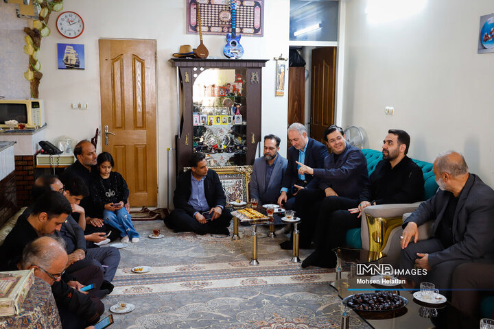 دیدار جمعی از اعضای شورای شهر اصفهان با خانواده شهدای جنگ رمضان