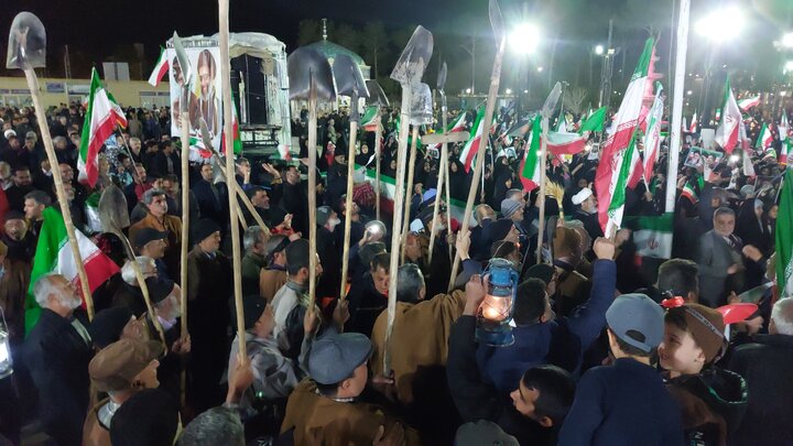 فیلم| میدان‌داری شبانه کشاورزان نایینی با بیل و تراکتور