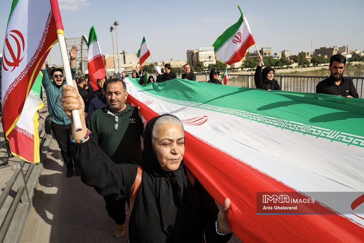 زنجیره انسانی بر روی پل سفید اهواز